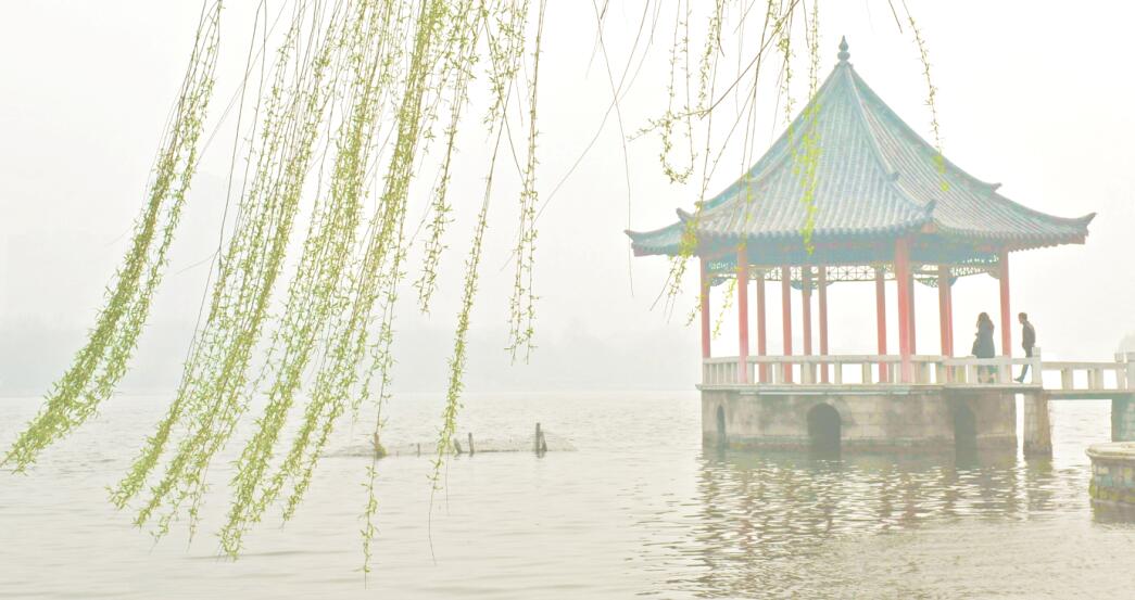明湖春景